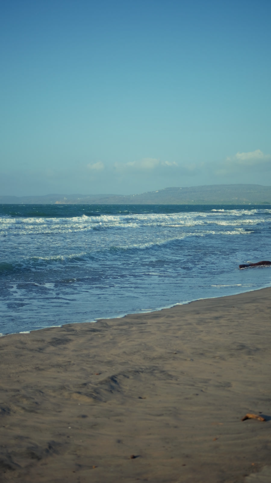 Orilla de la playa en Santa Verónica con olas suaves y arena clara